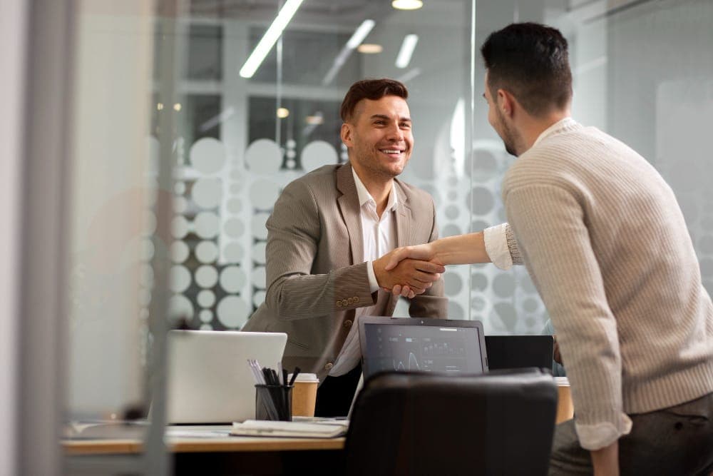 Equipo de ventas trabajando con tecnología