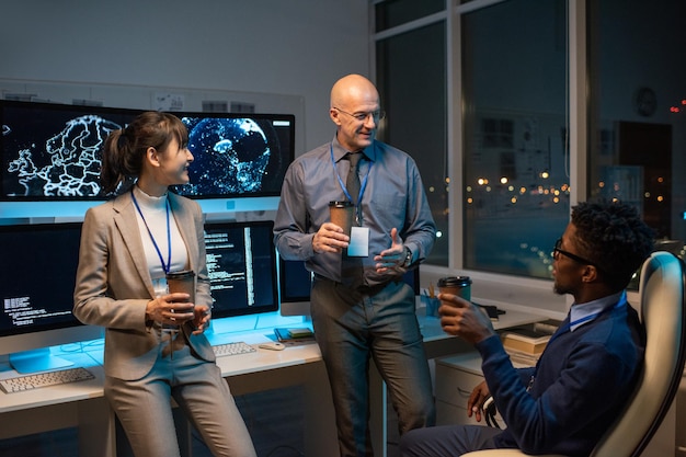 Equipo de expertos en IA trabajando