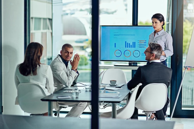 Equipo de ventas trabajando con tecnología